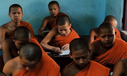 Jeunes moines à l'école Wat Sop à Luang Prabang. Photographie d’Olivier Föllmi / © Editions Föllmi